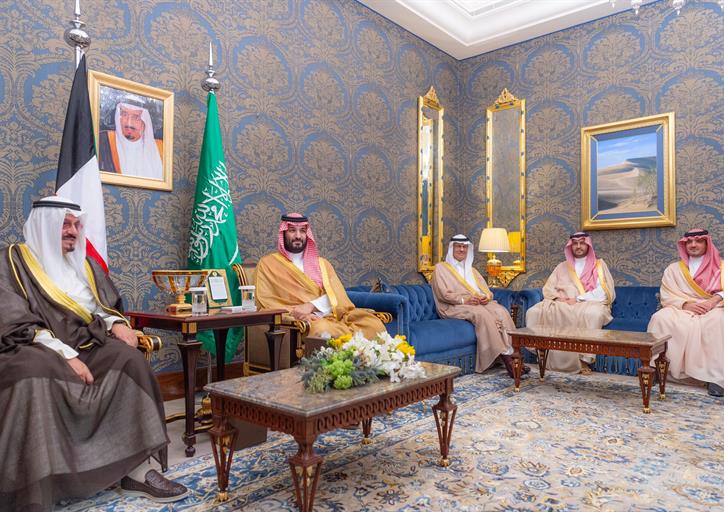 سمو ولي العهد يلتقي رئيس الوزراء الكويتي على هامش القمة العربية في البحرين