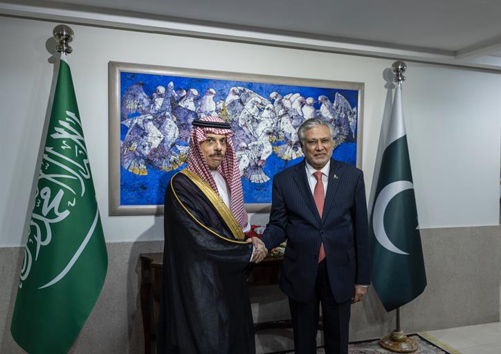 سمو وزير الخارجية يلتقي وزير خارجية باكستان