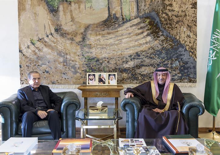 معالي نائب وزير الخارجية يستقبل المتحدث الرسمي باسم الرئاسة الفلسطينية