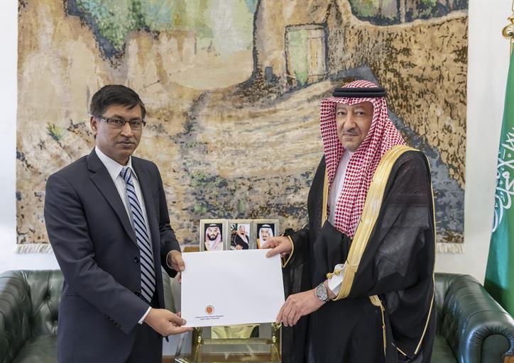 سمو ولي العهد يتلقى رسالة خطية من رئيس الحكومة المؤقتة في بنغلاديش 