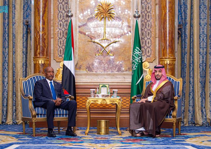 سمو ولي العهد يلتقي رئيس مجلس السيادة الانتقالي في جمهورية السودان