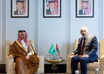 سمو وزير الخارجية يلتقي نائب رئيس الوزراء وزير خارجية الأردن
