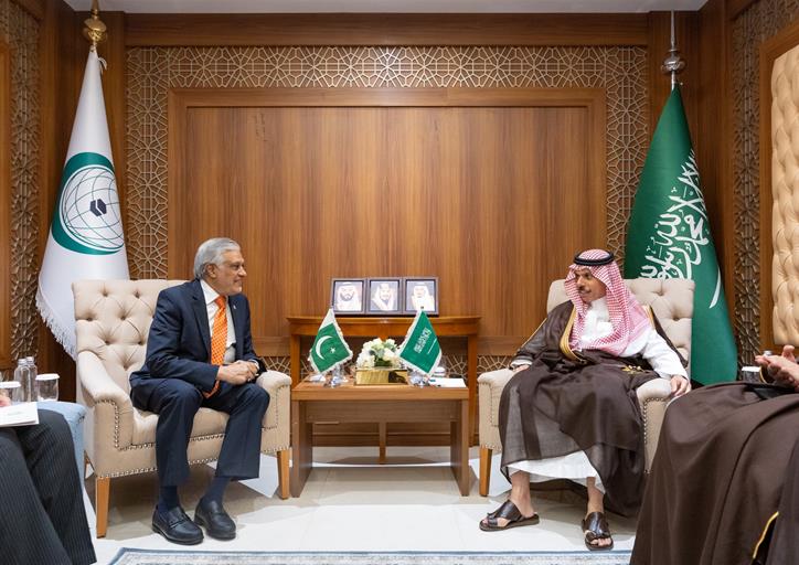  سمو وزير الخارجية يلتقي وزير خارجية باكستان