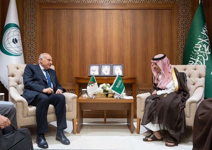 سمو وزير الخارجية يلتقي وزير خارجية الجزائر