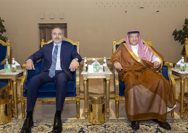 نائب وزير الخارجية يستقبل وزير خارجية تركيا لدى وصوله الرياض