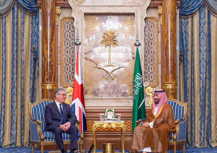  سمو ولي العهد يلتقي رئيس الوزراء البريطاني