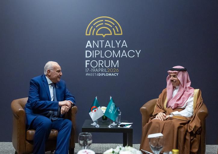 سمو وزير الخارجية يلتقي وزير خارجية الجزائر