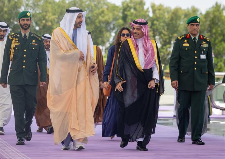 نائب رئيس مجلس الوزراء وزير خارجية دولة الإمارات يصل إلى جدة للمشاركة في القمة الخليجية التشاورية