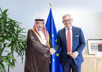 معالي نائب وزير الخارجية يلتقي المفوض الأوروبي للشؤون الداخلية والهجرة 