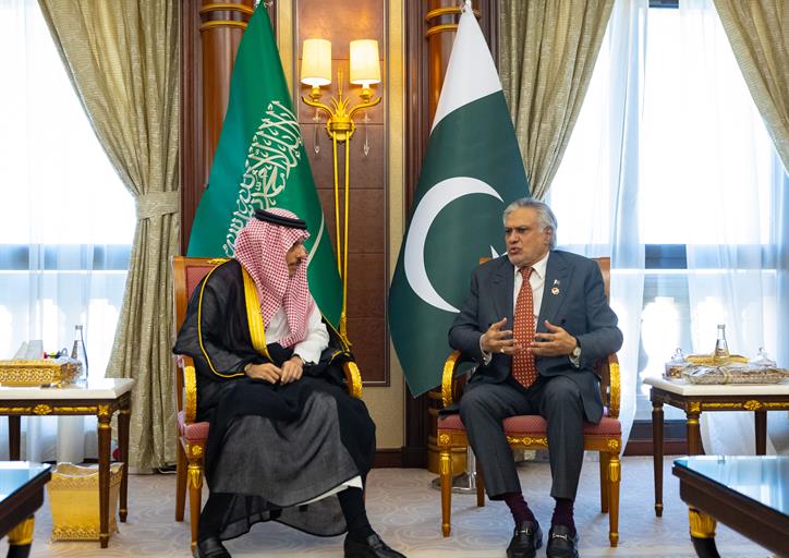 سمو وزير الخارجية يلتقي وزير خارجية باكستان