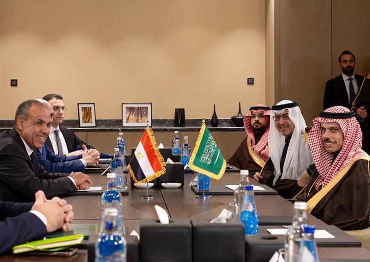 سمو وزير الخارجية يلتقي معالي وزير خارجية مصر