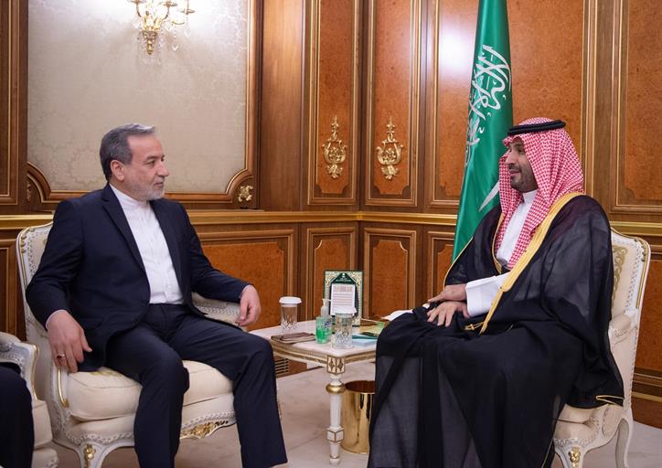 سمو ولي العهد يلتقي وزير الخارجية الإيراني