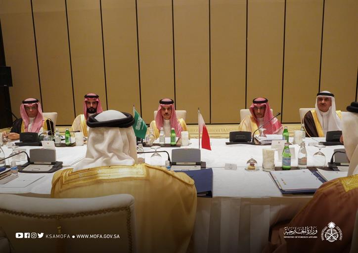 سمو وزير الخارجية ووزير الخارجية البحريني يترأسان الاجتماع التشاوري الأول